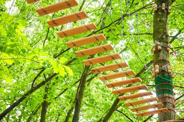 Gyönyörű kötél és háló mászás a parkban a természetben — Stock Fotó