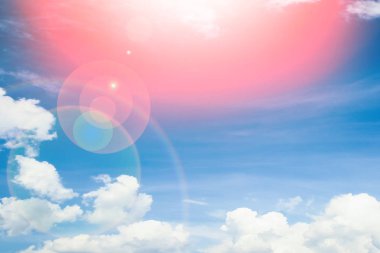 Mavi gökyüzüne karşı fantastik yumuşak beyaz bulutlar