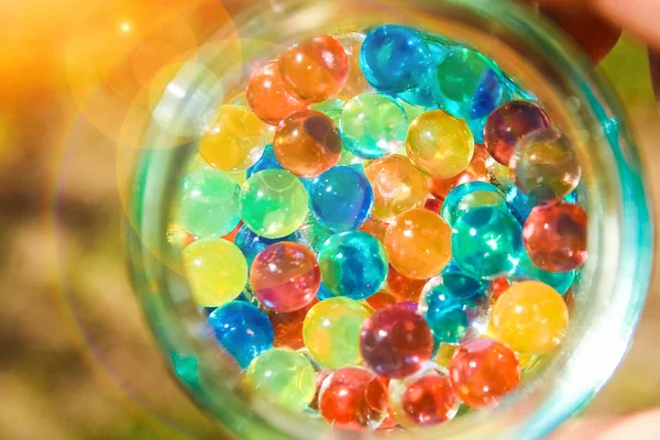 Elinde farklı renklerde topları güzel arka plan — Stok fotoğraf