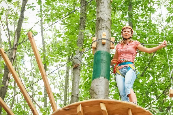 Schöne Mädchen im Park auf den Seilen erreichen Outdoor — Stockfoto