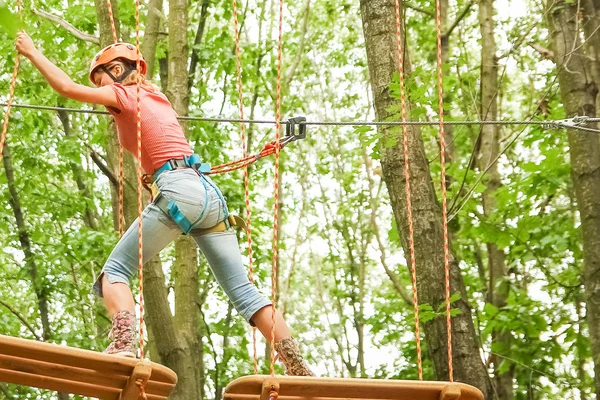 Schöne Mädchen im Park auf den Seilen erreichen Outdoor — Stockfoto