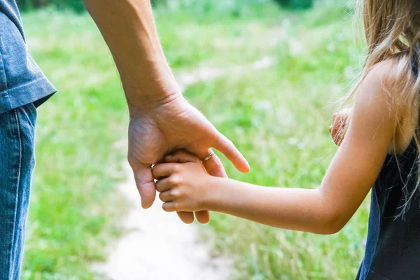 The parent holding the child's hand with a happy background — Stock Photo, Image