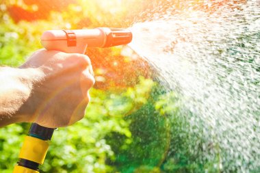 bir sulama hortumu arka plan elinde