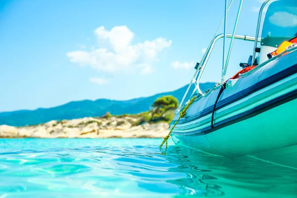 Beau bateau dans la mer sur fond de nature — Photo