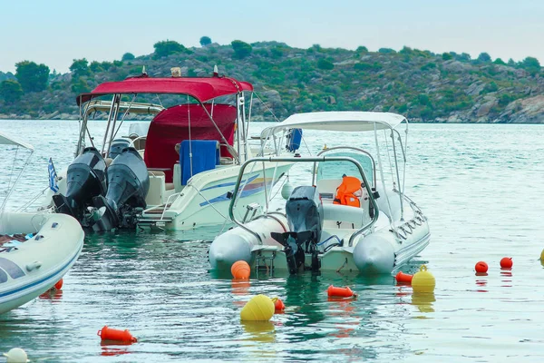 Красивая лодка в море на фоне природы — стоковое фото