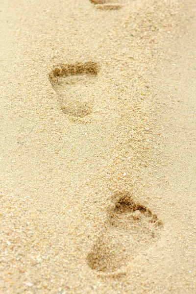 Красивые следы на песке на морском фоне — стоковое фото