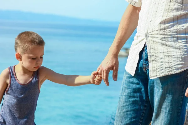 Schöne Hände von Eltern und Kind am Meer — Stockfoto