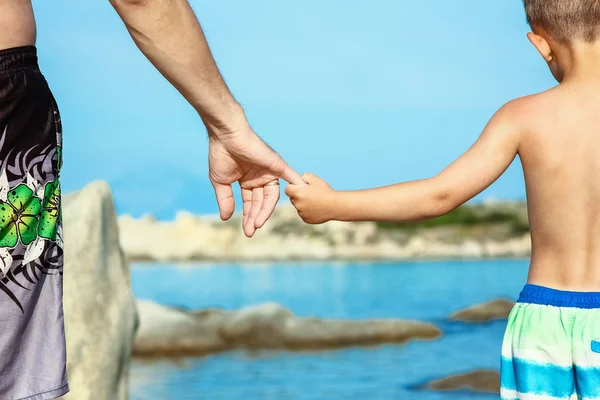 Hermosas manos de padres e hijos junto al mar —  Fotos de Stock
