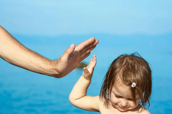 Deniz kenarındaki anne ve babanın güzel elleri. — Stok fotoğraf