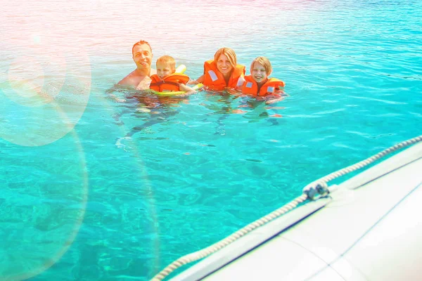 自然の背景に海で遊ぶ幸せな家族 — ストック写真