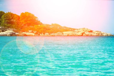 Doğada kıyısı olan güzel bir deniz