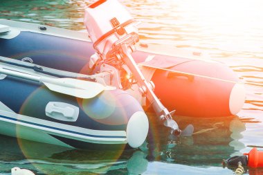 Denizde güzel bir tekne doğa arka planında