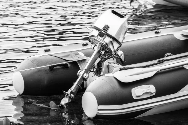 Beau bateau dans la mer sur fond de nature — Photo