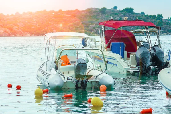 Красивая лодка в море на фоне природы — стоковое фото