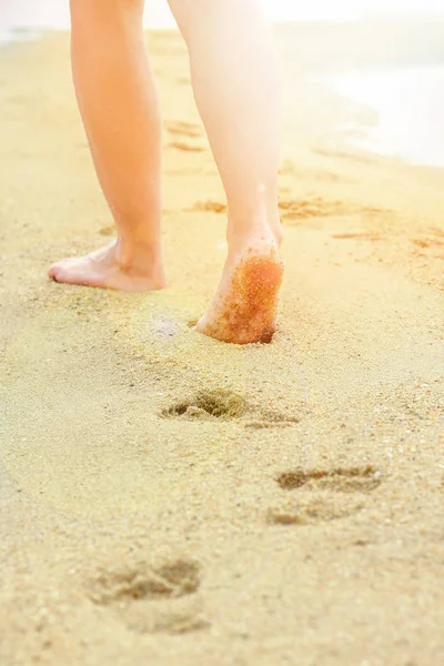 Mooie voetafdrukken in het zand door de zee achtergrond — Stockfoto