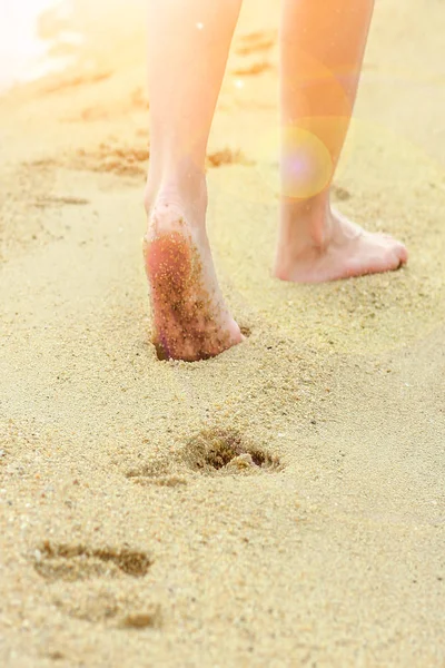 Vackra fotspår i sanden vid havet bakgrund — Stockfoto
