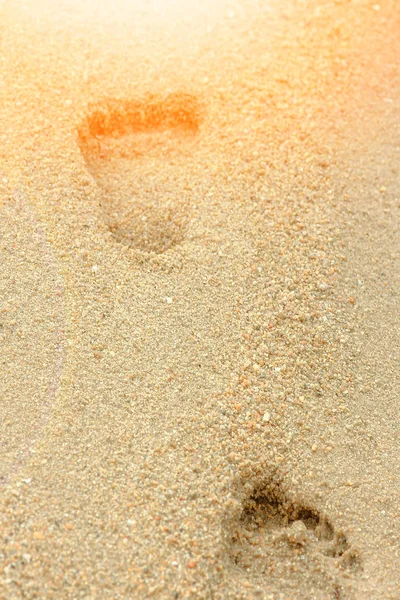Deniz kenarında kumların üzerinde güzel ayak izleri. — Stok fotoğraf