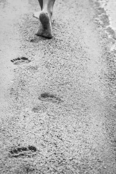 Beautiful footprints in the sand by the sea background — Stock Photo, Image