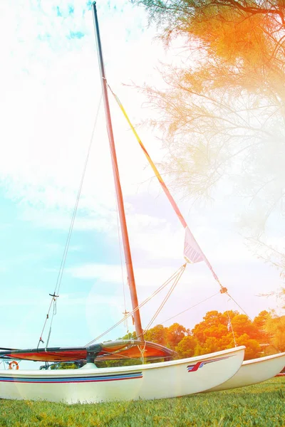 Hermoso barco en el mar en el fondo de la naturaleza — Foto de Stock