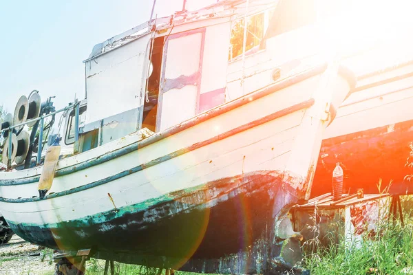 Oude zeldzame mooie boot in de zee op natuur achtergrond — Stockfoto