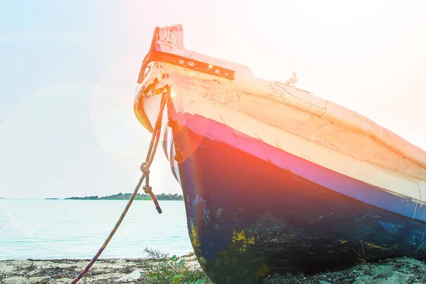 Oude zeldzame mooie boot in de zee op natuur achtergrond — Stockfoto