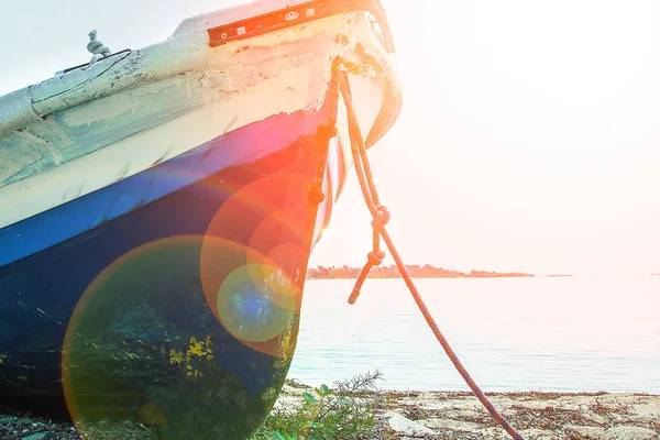 Viejo raro hermoso barco en el mar en la naturaleza fondo — Foto de Stock