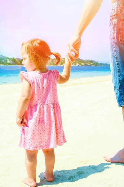 Schöne Hände von Eltern und Kind am Meer — Stockfoto