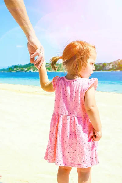 Belles mains de parent et enfant au bord de la mer — Photo