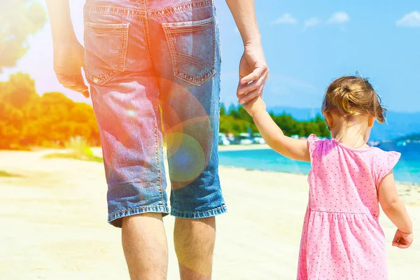 Schöne Hände von Eltern und Kind am Meer — Stockfoto