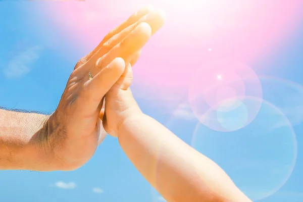 Красиві руки батька і дитини біля моря — стокове фото