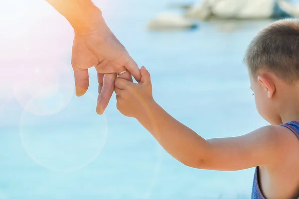 Deniz kenarındaki anne ve babanın güzel elleri. — Stok fotoğraf