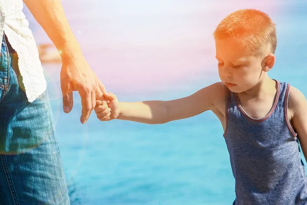 Όμορφα χέρια γονέα και παιδιού δίπλα στη θάλασσα — Φωτογραφία Αρχείου