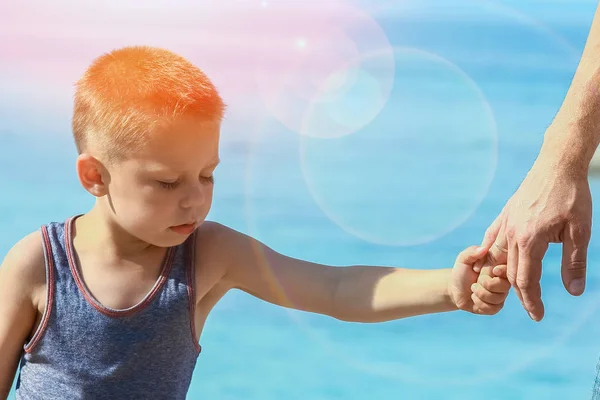 Schöne Hände von Eltern und Kind am Meer — Stockfoto