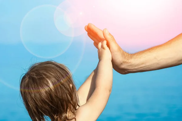 Krásné ruce rodiče a dítěte u moře — Stock fotografie