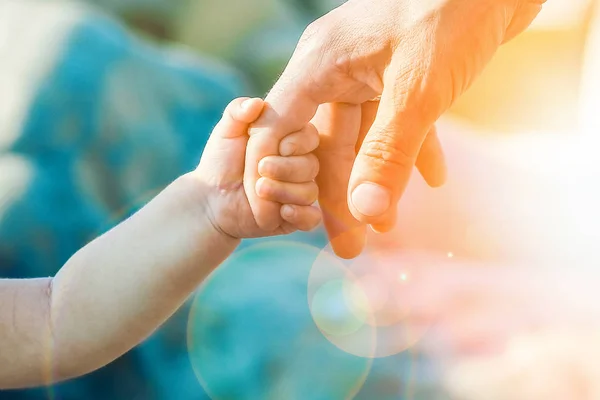 Mâini frumoase de părinte și copil lângă mare — Fotografie, imagine de stoc