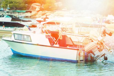 Denizde güzel bir tekne doğa arka planında