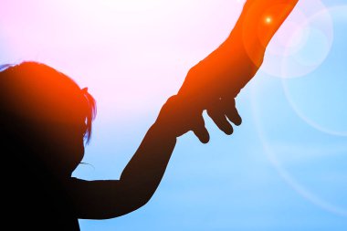 deniz silueti ile doğada çocuk ile mutlu ebeveyn