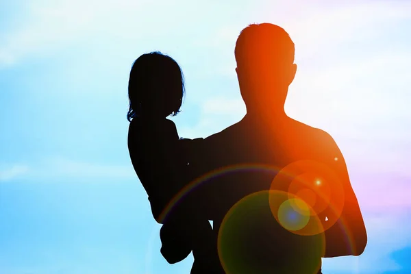 Parent heureux avec enfant dans la nature par la silhouette de la mer — Photo