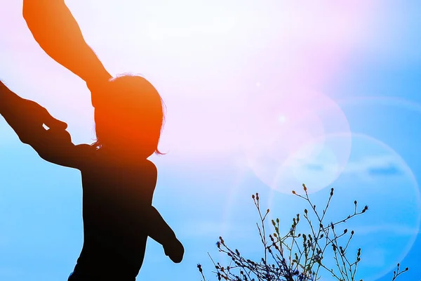 Parent heureux avec enfant dans la nature par la silhouette de la mer — Photo