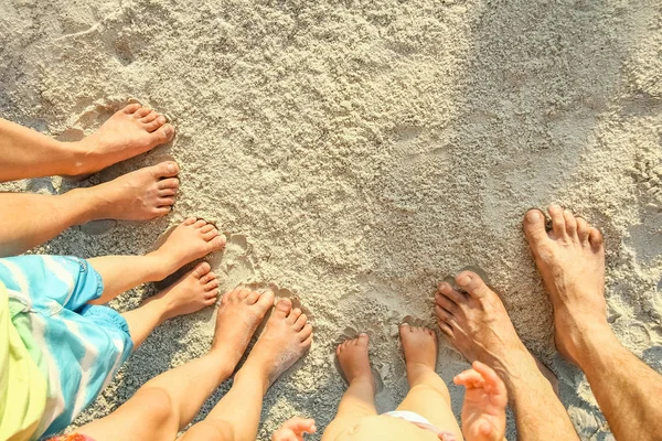 Belle gambe di famiglia sulla sabbia in riva al mare — Foto Stock