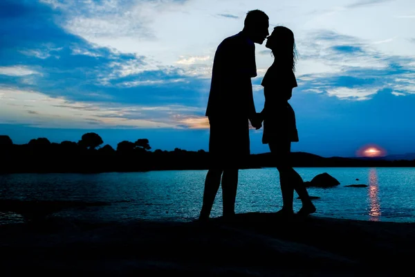 Felice coppia al mare su sfondo silhouette natura — Foto Stock