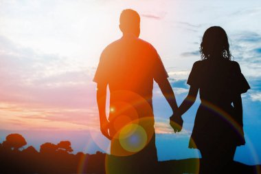 Doğa siluet arka planda deniz tarafından mutlu çift