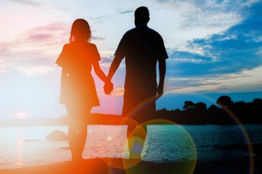 Doğa siluet arka planda deniz tarafından mutlu çift