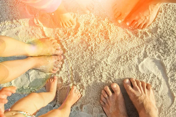 海のそばの砂の上の美しい家族の足 — ストック写真