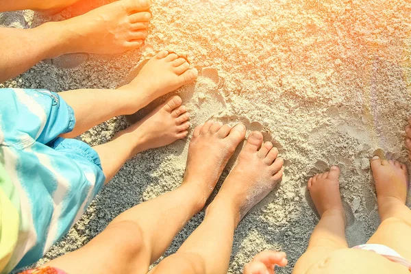 Vackra familjeben på sanden vid havet — Stockfoto