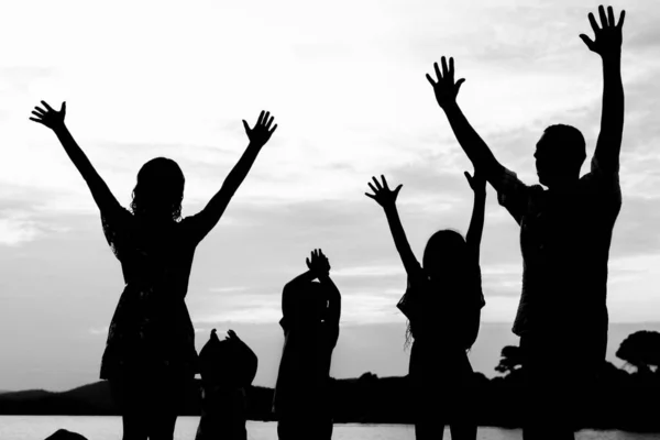 Famille heureuse au bord de la mer sur fond de silhouette nature — Photo