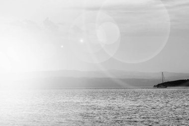 Yunan arka planında deniz kenarındaki güzel doğa