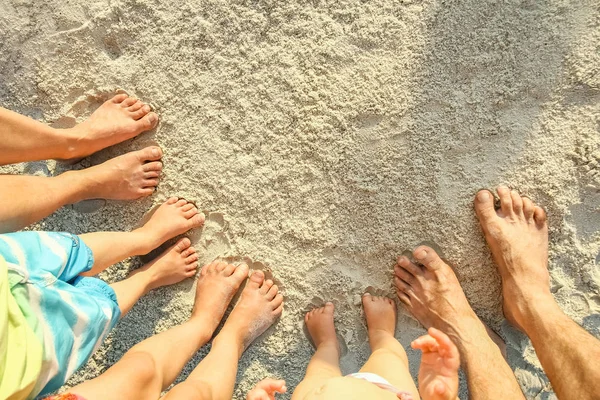 海のそばの砂の上の美しい家族の足 — ストック写真