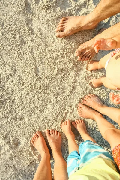 Όμορφα οικογενειακά πόδια στην άμμο δίπλα στη θάλασσα — Φωτογραφία Αρχείου