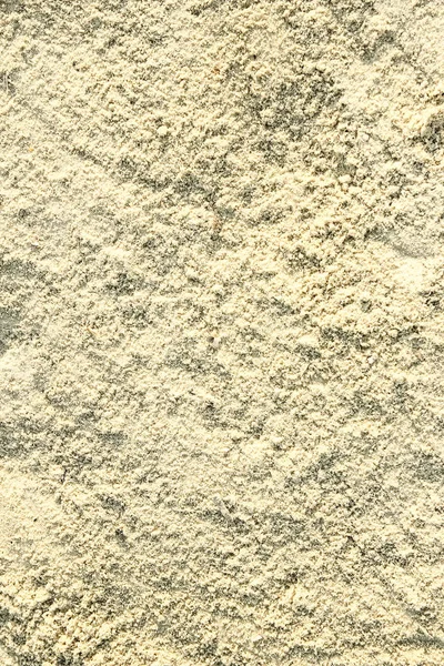 砂の中の美しい足跡を海の背景で — ストック写真
